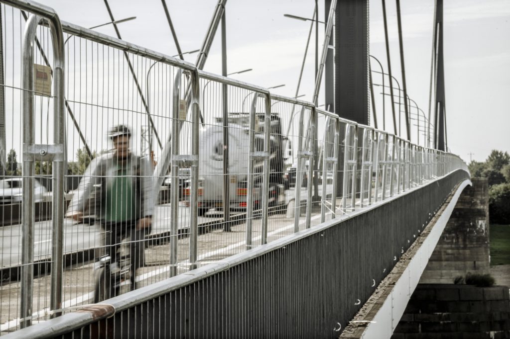 Düsseldorf gittert Theodor Heuss Brücke ein