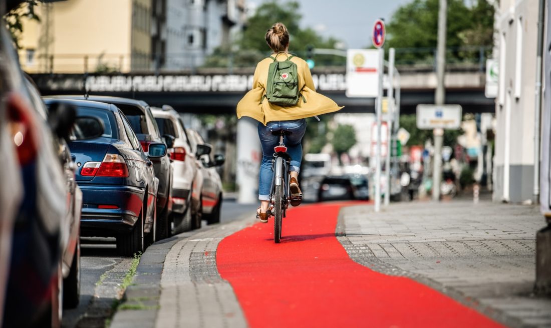 Die Teststrecke für den roten Radweg-Belag befindet sich an der Oberbilker Allee zwischen Hüttenstraße und dem S-Bahnhof Friedrichstadt. Foto: Andreas Endermann