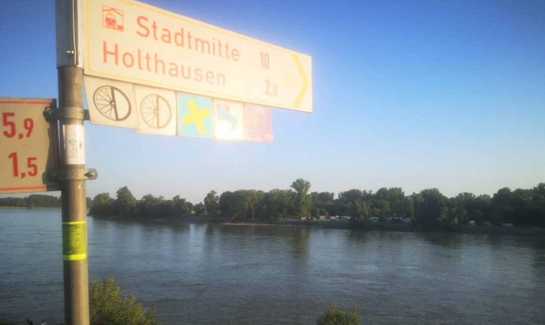 Auf Höhe der Seitenstraße „Schöne Aussicht“ trifft die Benrather Linie auf den Rhein. Foto: Sebastian Brück