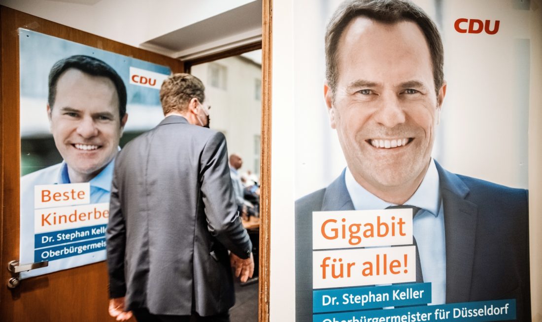 Unser Bild stammt von Andreas Endermann und zeigt Stephan Keller am Wahlabend auf dem Weg in den Saal, in dem die CDU die Entwicklung der Ergebnisse verfolgt hat und an dessen Türen Wahlplakate des OB-Kandidaten hingen.