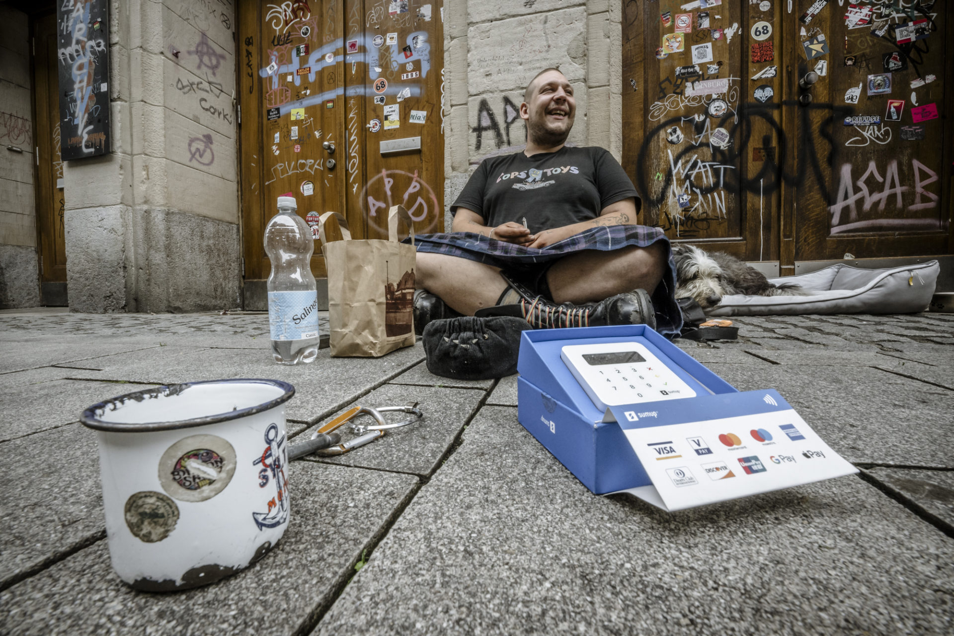 Schnorren mit Karten-Lesegerät in der Altstadt Düsseldorf