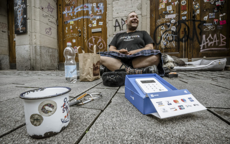 Schnorren mit Karten-Lesegerät in der Altstadt Düsseldorf