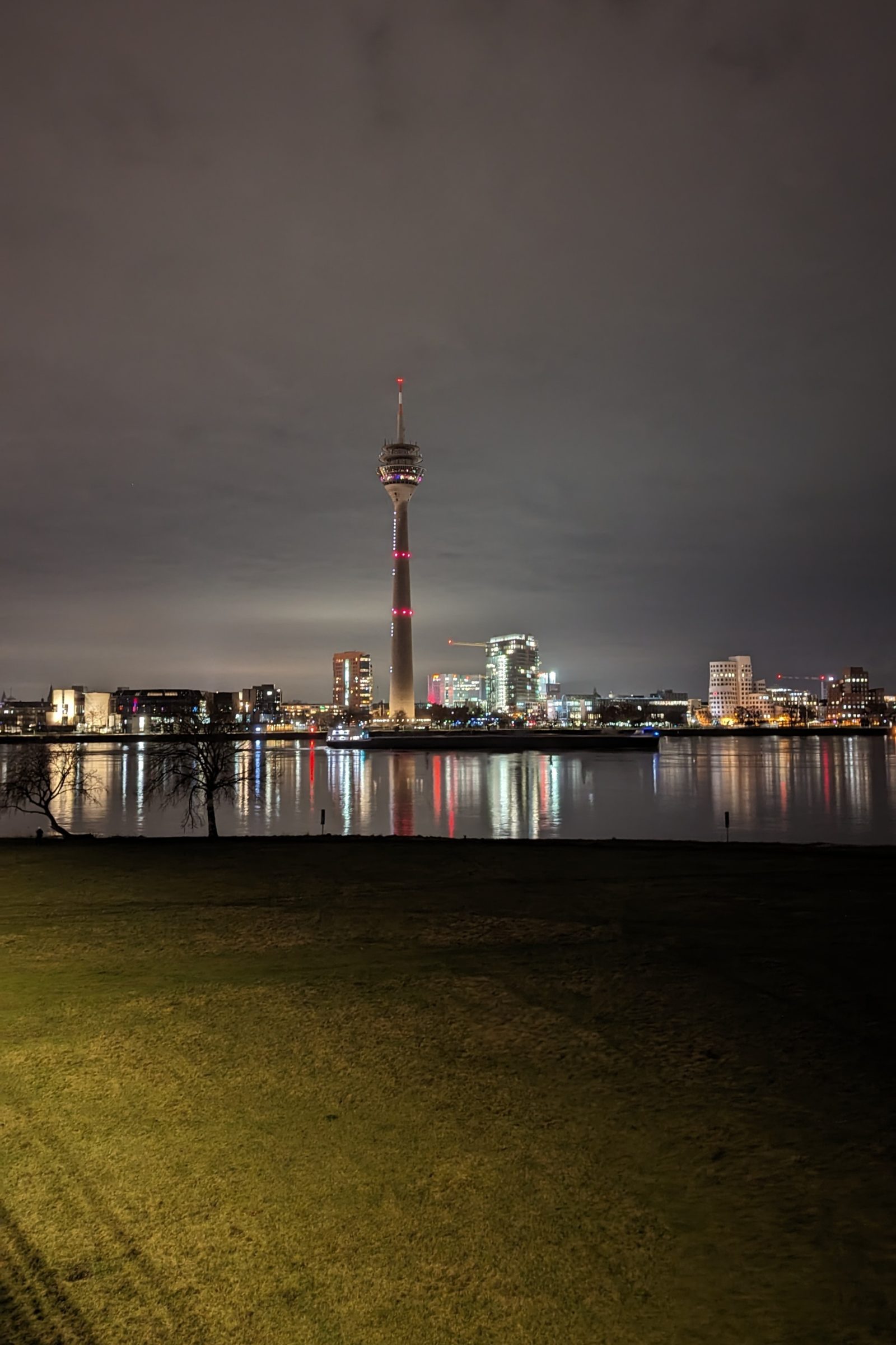 Blick auf den Rheinturm bei Nacht (2023)