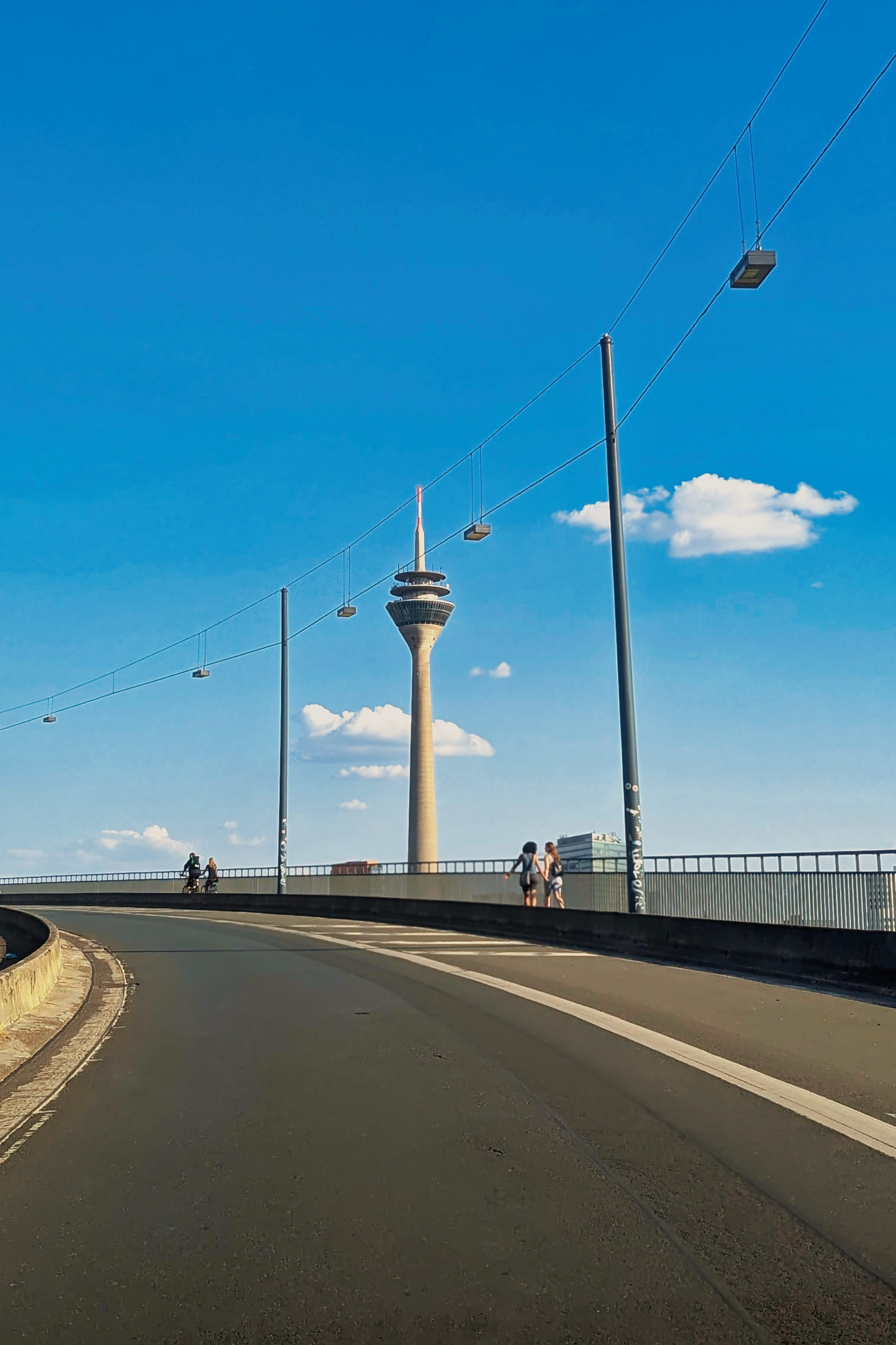 Kniebrücke und Rheinturm in Düsseldorf