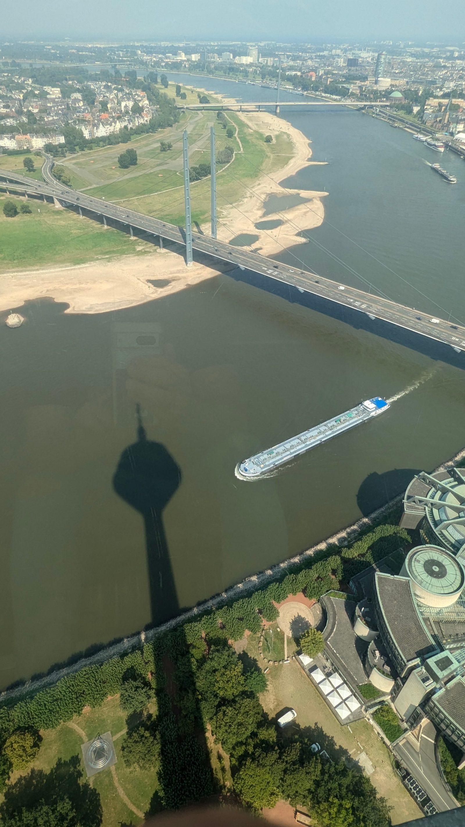 Schatten Rheinturm Düsseldorf