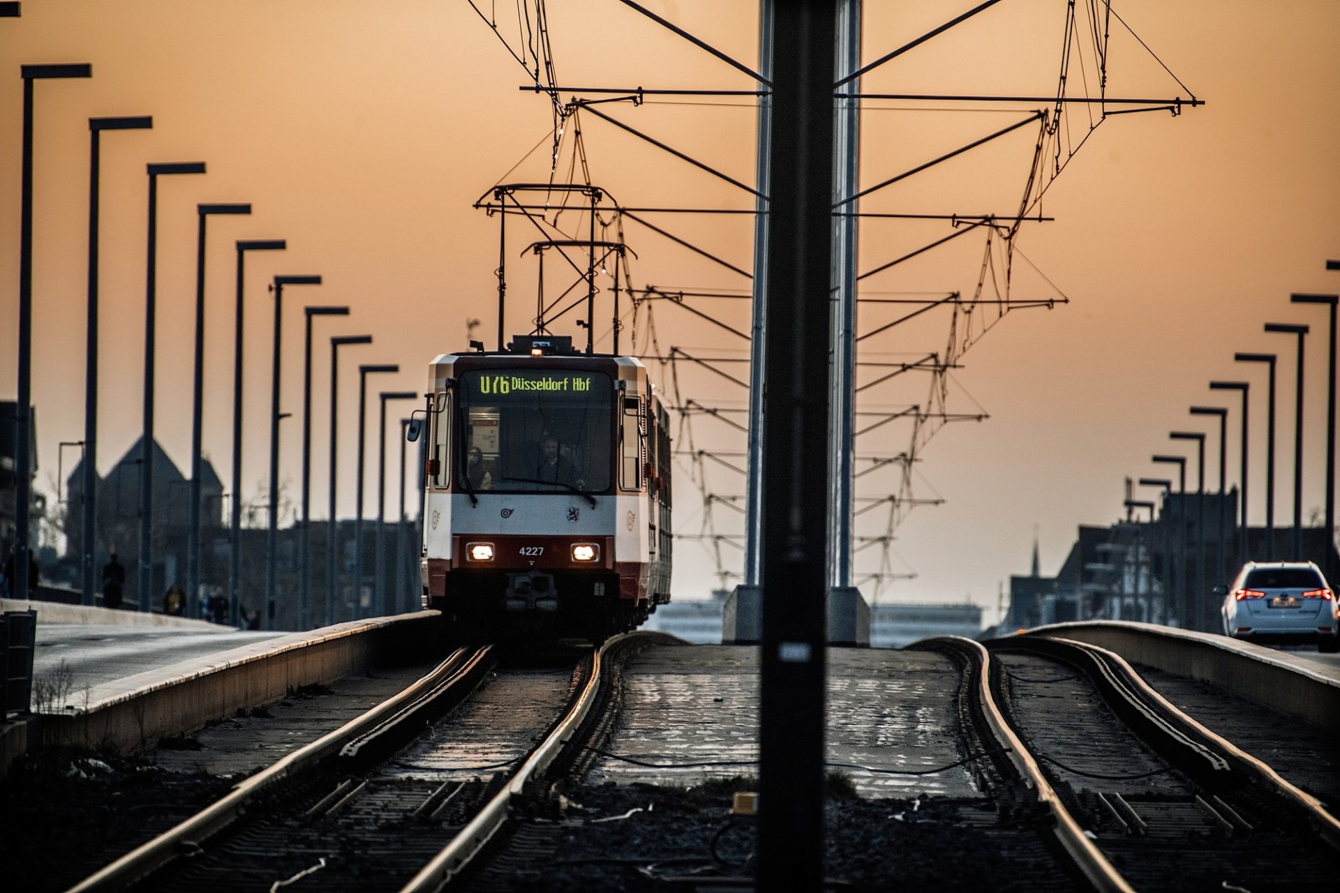 Rheinbahn auf der Oberkasseler Brücke in Düsseldorf