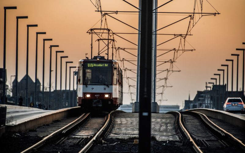 Rheinbahn auf der Oberkasseler Brücke in Düsseldorf