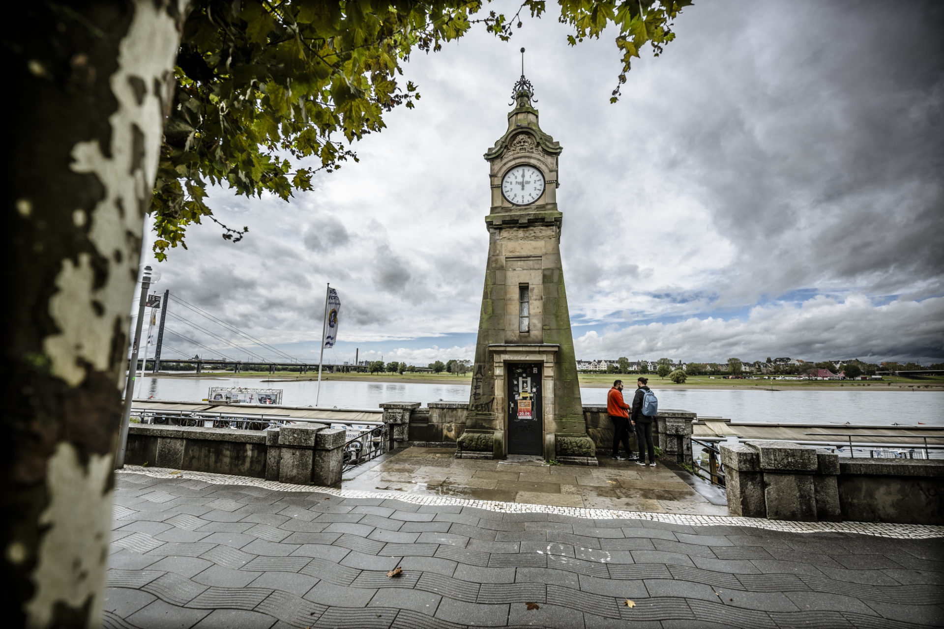 Pegeluhr an der Rheinuferpromenade in Düsseldorf