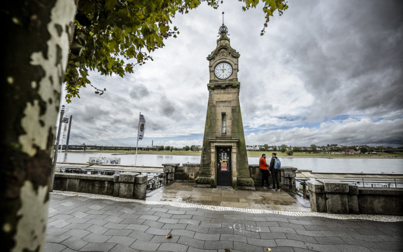 Pegeluhr an der Rheinuferpromenade in Düsseldorf