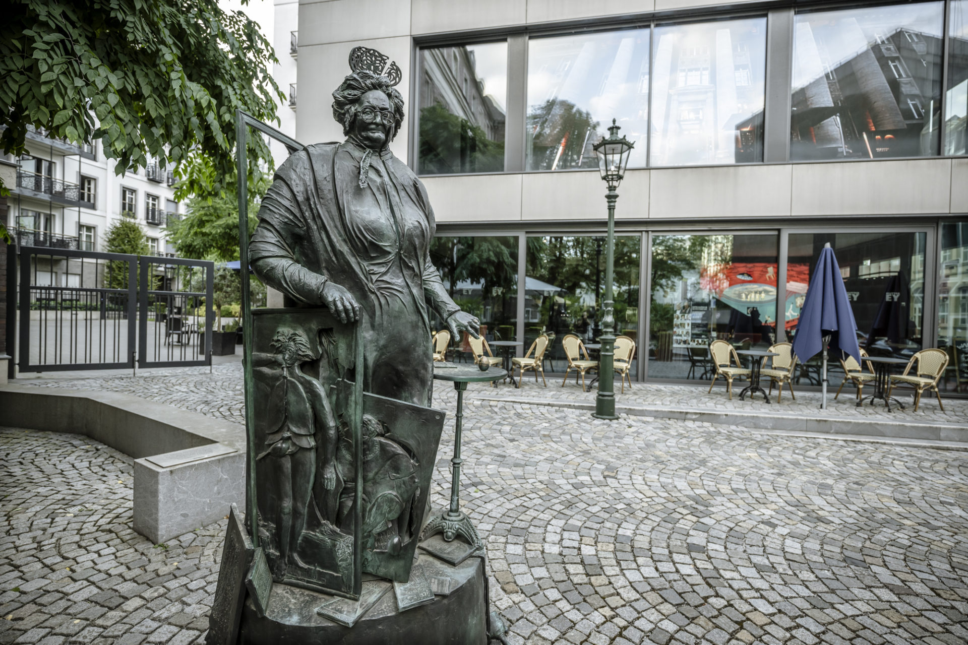 Mutter-Ey-Skulptur von Bert Gerresheim am Mutter-Ey-Platz in der Altstadt Düsseldorf