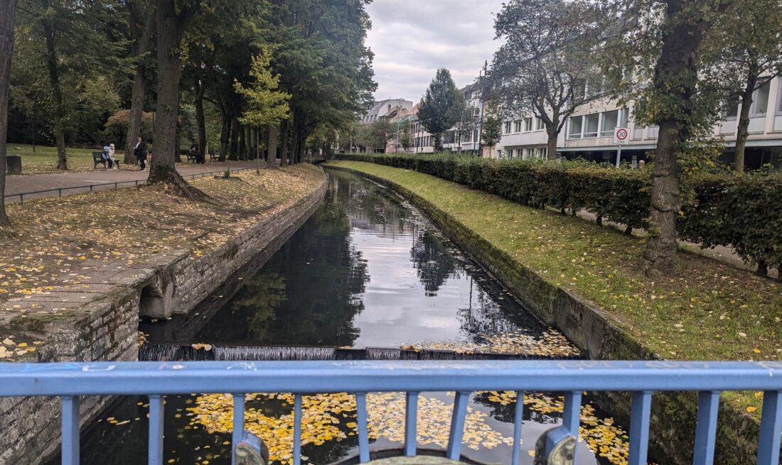 Die Düssel an der Louise-Dumont-Straße in Düsseldorf