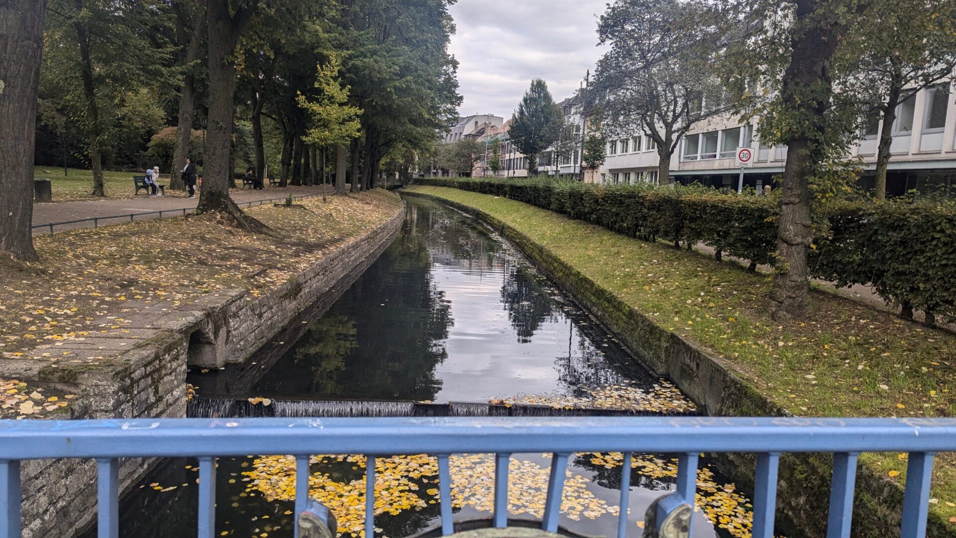 Die Düssel an der Louise-Dumont-Straße in Düsseldorf