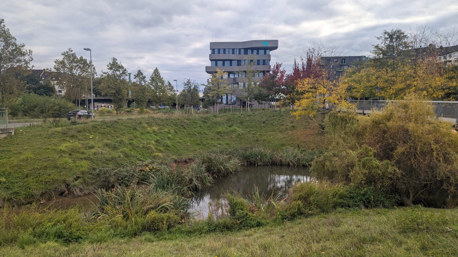 Die Düssel an der Toulouser Allee in Düsseldorf