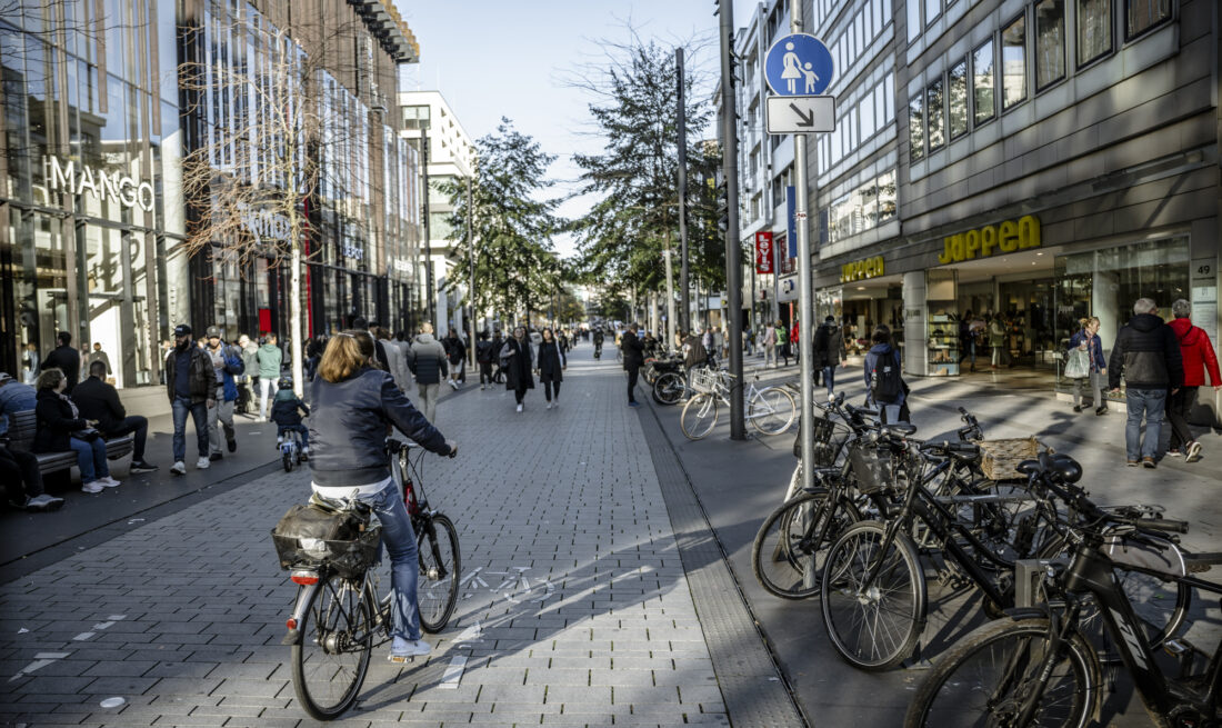 Radweg auf der Schadowstraße in der Innenstadt Düsseldorf