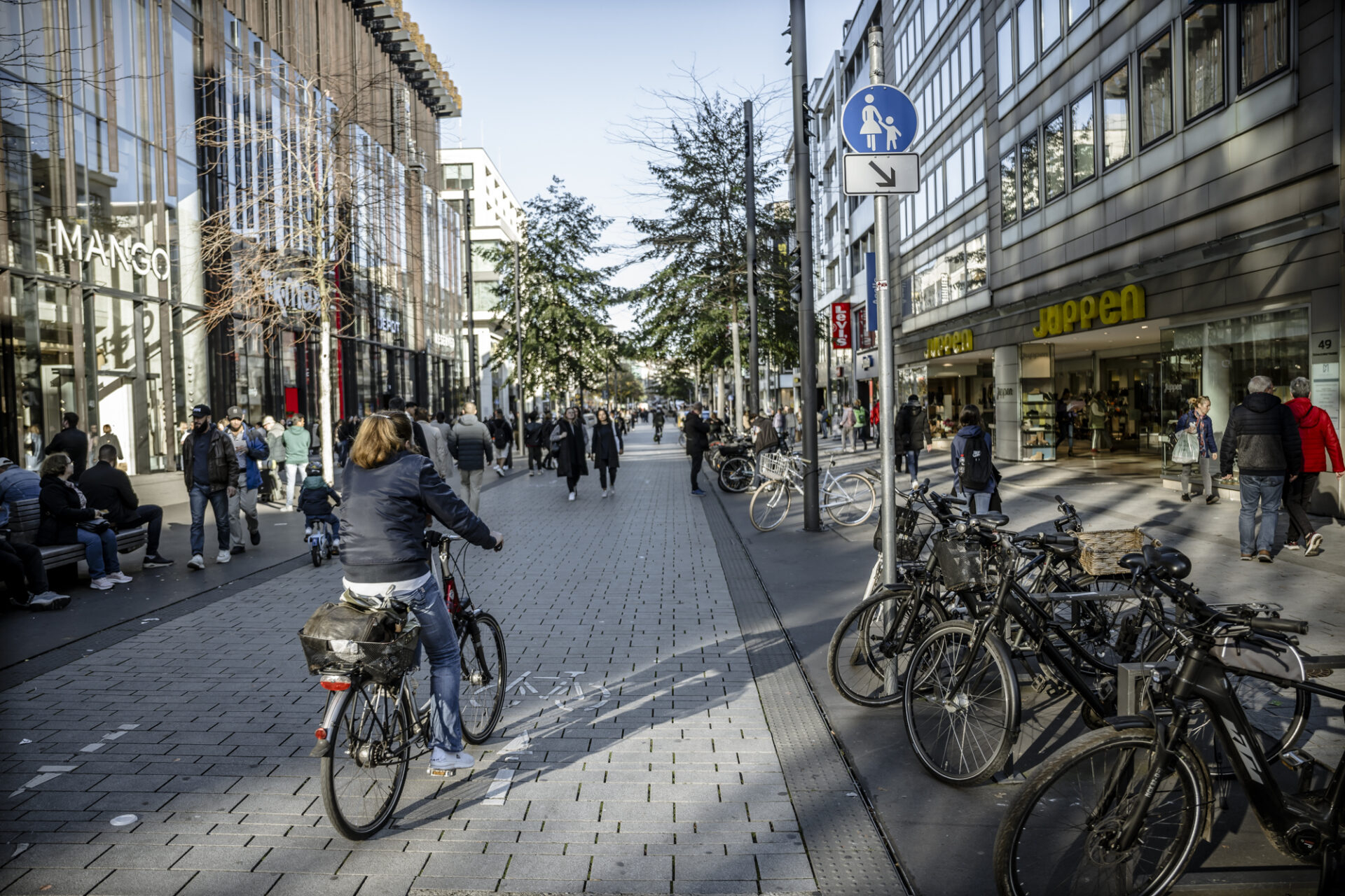 Radweg auf der Schadowstraße in der Innenstadt Düsseldorf