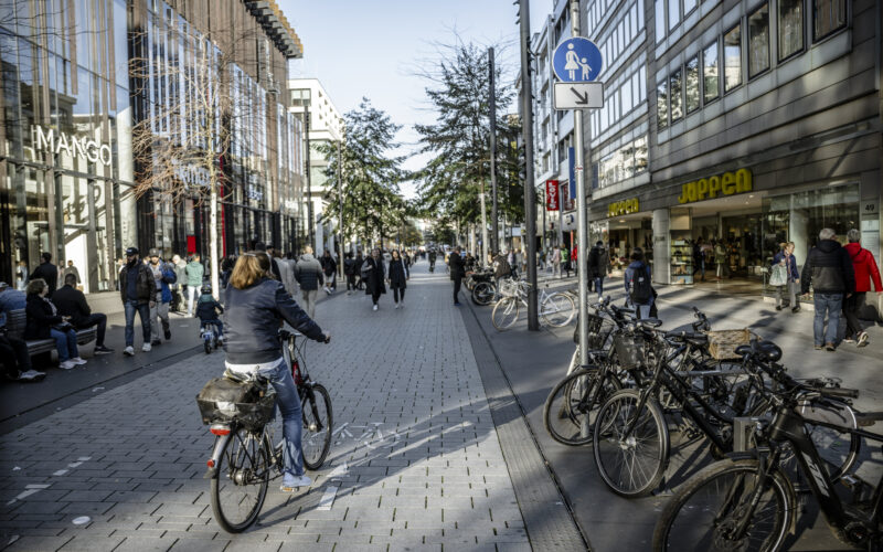 Radweg auf der Schadowstraße in der Innenstadt Düsseldorf