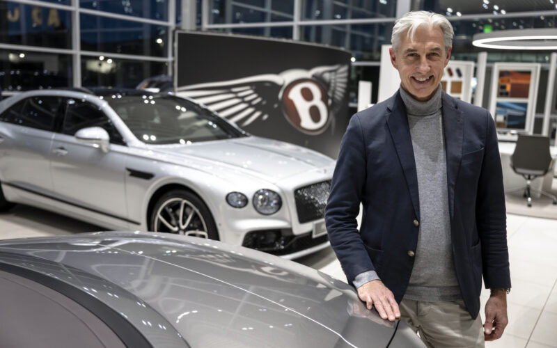 Bentley und Bugatti am Höherweg in Düsseldorf