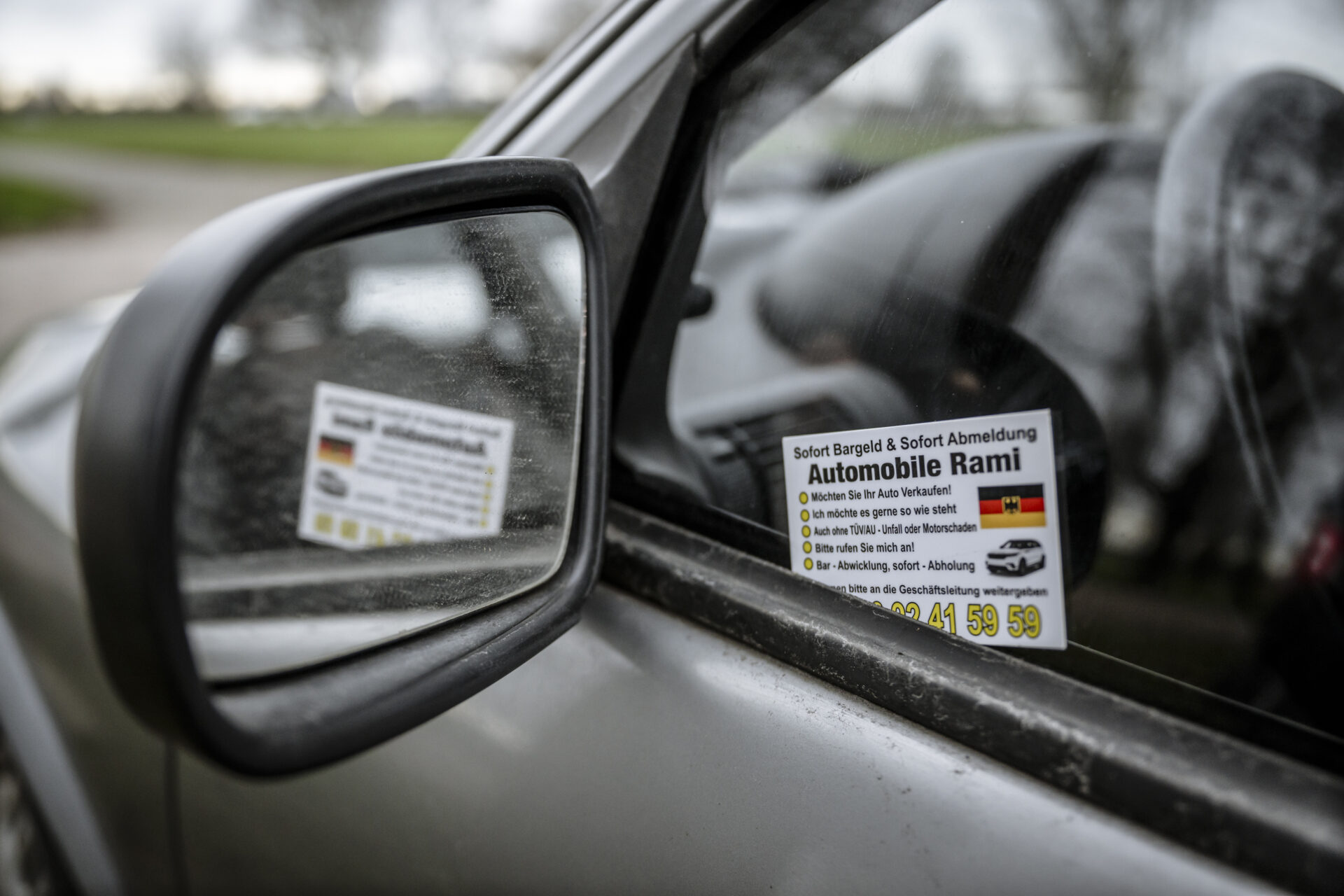 Gebrauchtwagenhändler-Kärtchen an Fensterscheibe in Düsseldorf