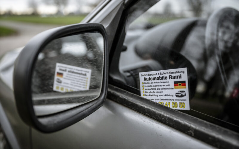 Gebrauchtwagenhändler-Kärtchen an Fensterscheibe in Düsseldorf