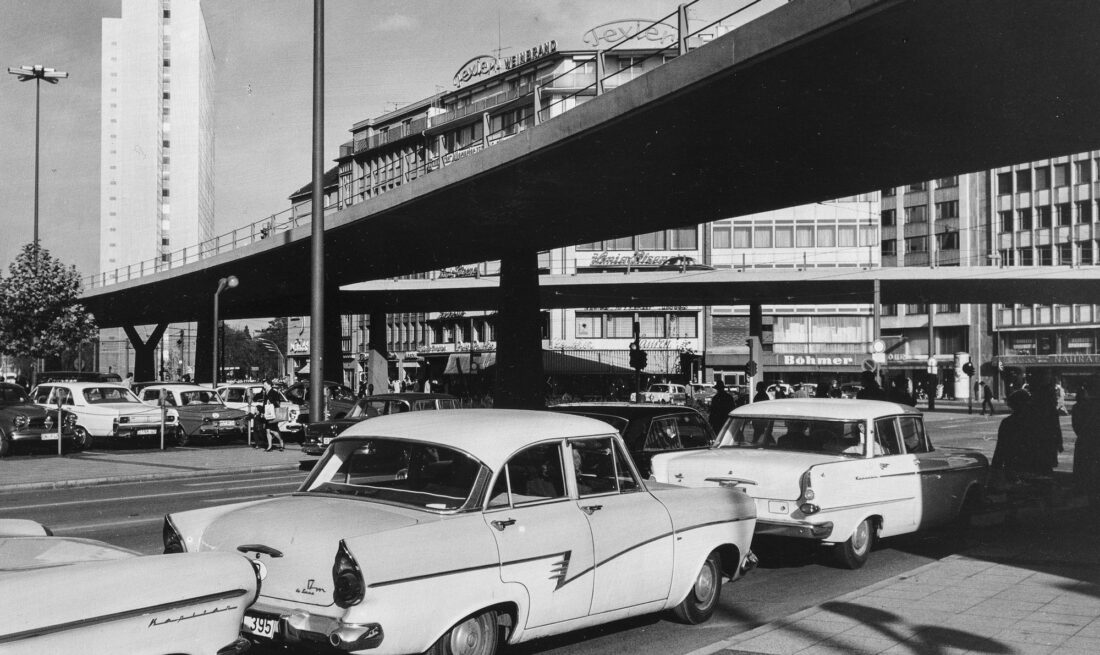 Tausendfüssler am Jan-Wellem-Platz. Im Hintergrund das Dreischeiben-Hochhaus. Fotograf: Dolf Siebert, 1967 Foto: Stadtarchiv Düsseldorf / Dolf Sieber7