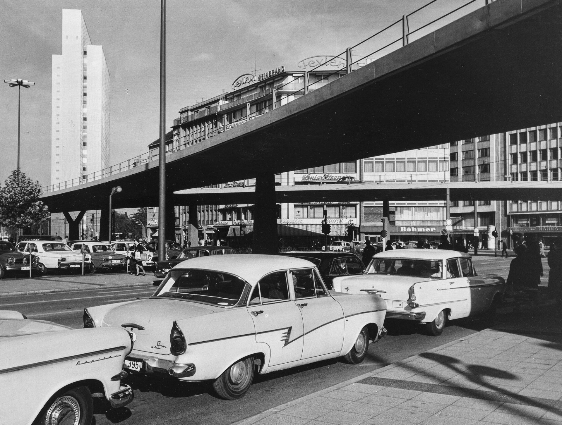 Tausendfüssler am Jan-Wellem-Platz. Im Hintergrund das Dreischeiben-Hochhaus. Fotograf: Dolf Siebert, 1967 Foto: Stadtarchiv Düsseldorf / Dolf Sieber7