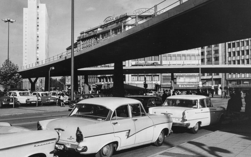 Tausendfüssler am Jan-Wellem-Platz. Im Hintergrund das Dreischeiben-Hochhaus. Fotograf: Dolf Siebert, 1967 Foto: Stadtarchiv Düsseldorf / Dolf Sieber7