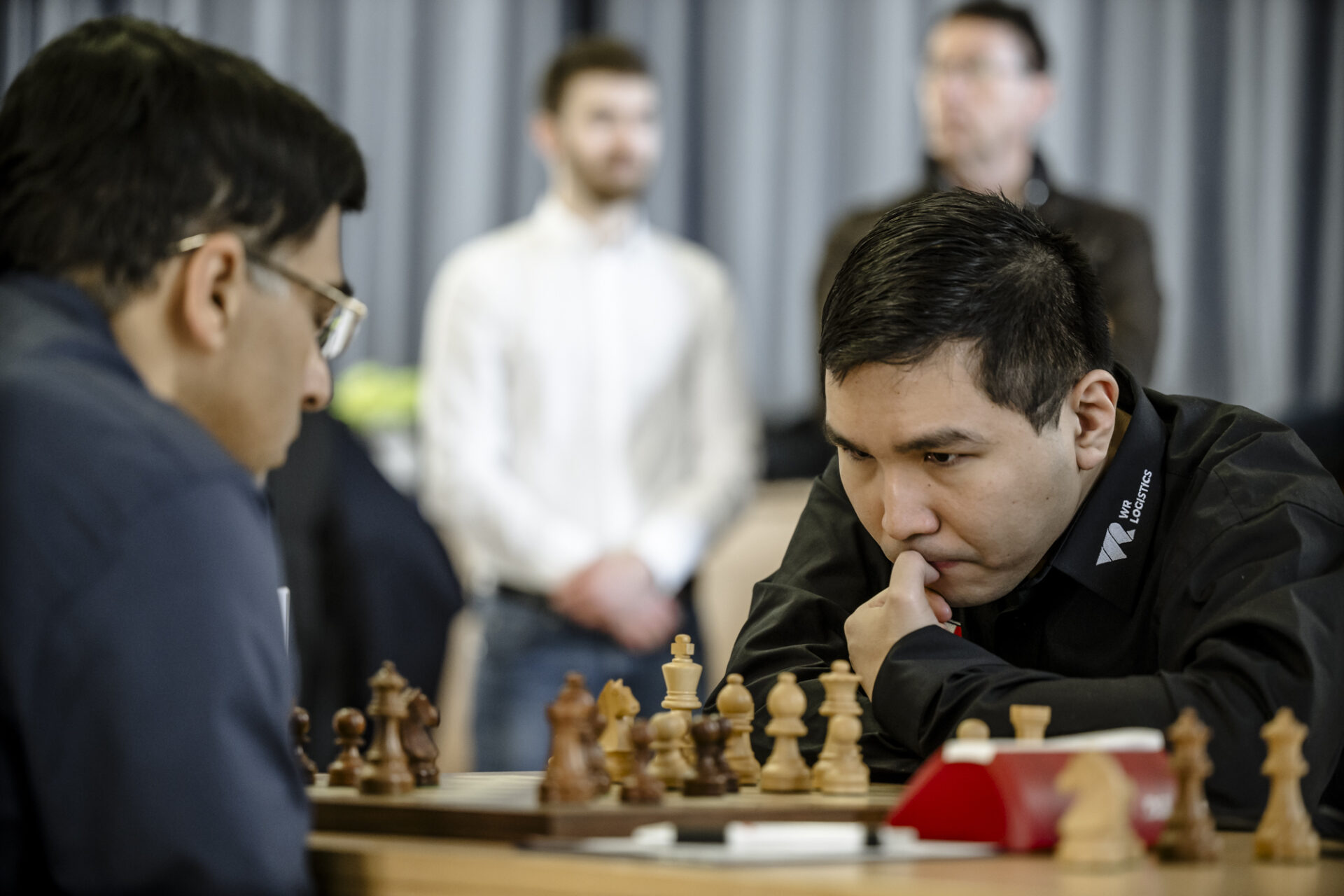 Viswanathan Anand und Wesley So beim Düsseldorfer Schachklub