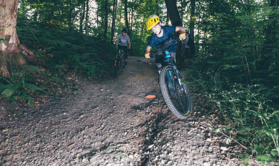 Vincent Vogt und Ben Bodenburg sind zwei der jungen Mountainbiker, die im Aaper Wald trainieren - auch naturverträgliches Fahren und Bremsen. Foto: Johannes Boventer