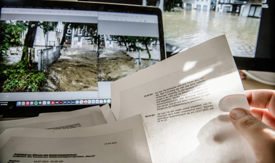 Das VierNull vorliegende Protokoll des Krisenstabes in den Tagen und Nächten der Überflutung Mitte Juli. Foto: Andreas Endermann