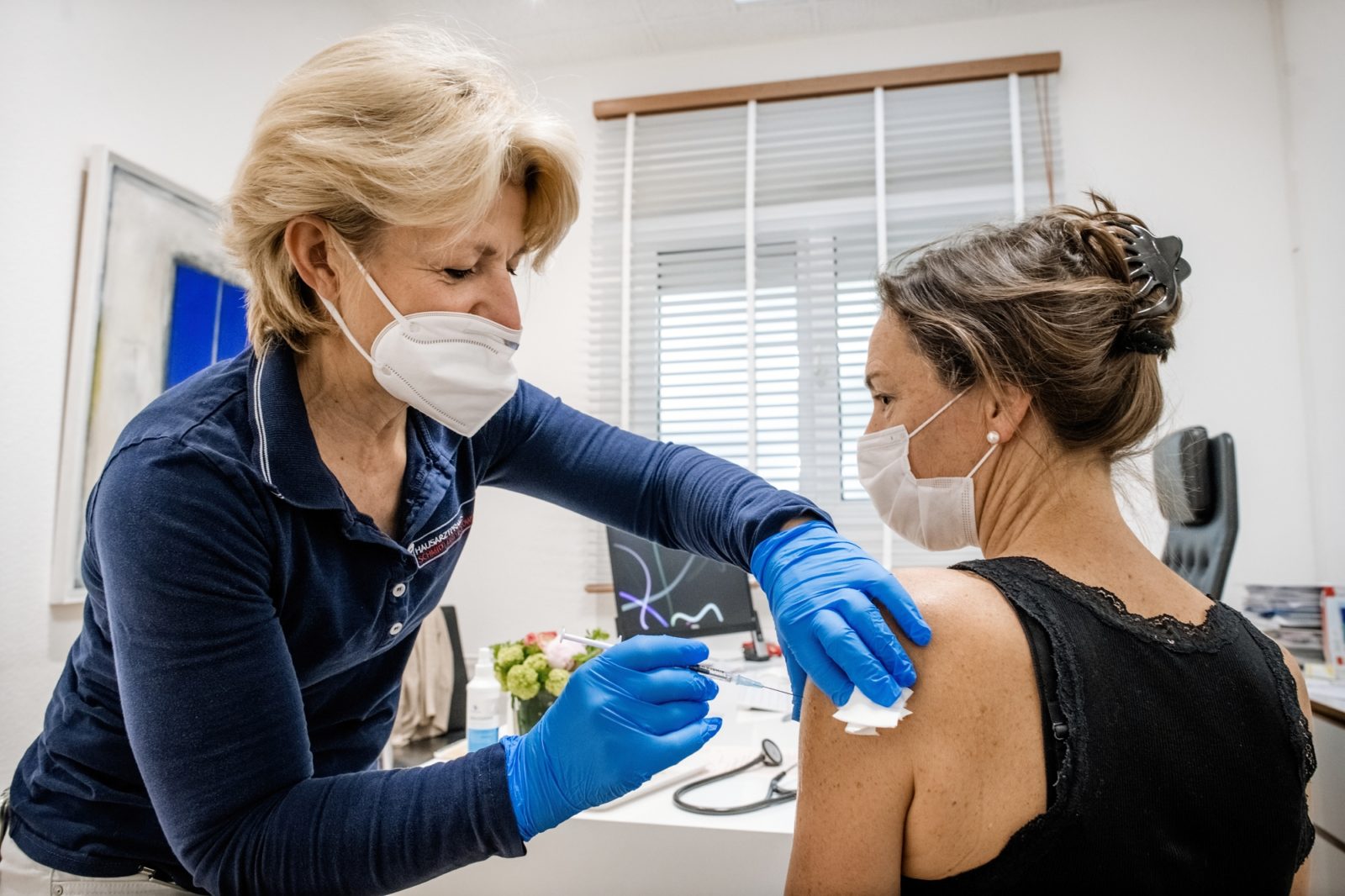 HausŠrztin Lisbeth Borowski verimpft eine Dosis Biontech